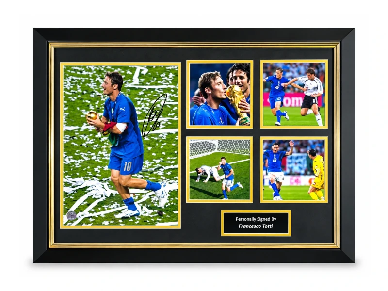Deluxe ingelijste Italië-fotocollage gesigneerd door Francesco Totti met WK-trofee, handtekening en naamplaatje. Hoofdafbeelding
