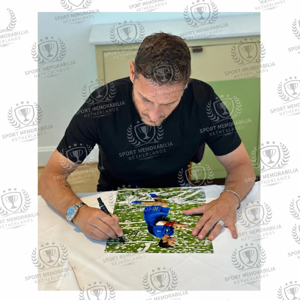 Francesco Totti tijdens een signeermoment met een gesigneerde Italië voetbalfoto als wereldkampioen
