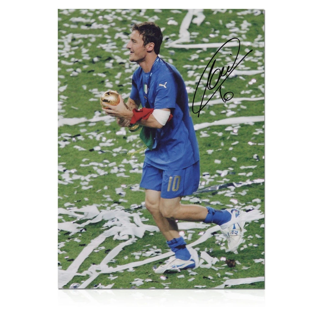 Gesigneerde voetbalfoto van Francesco Totti met de WK-trofee voor Italië.