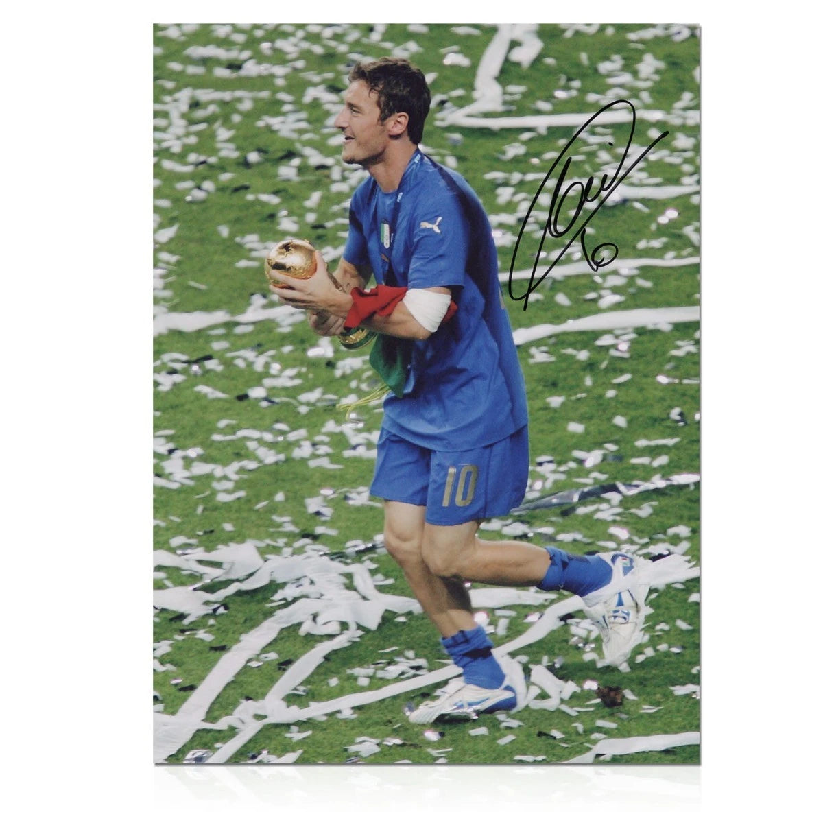 Gesigneerde voetbalfoto van Francesco Totti met de WK-trofee voor Italië.