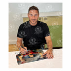 Francesco Totti signeert een AS Roma voetbalfoto tijdens het signeermoment.