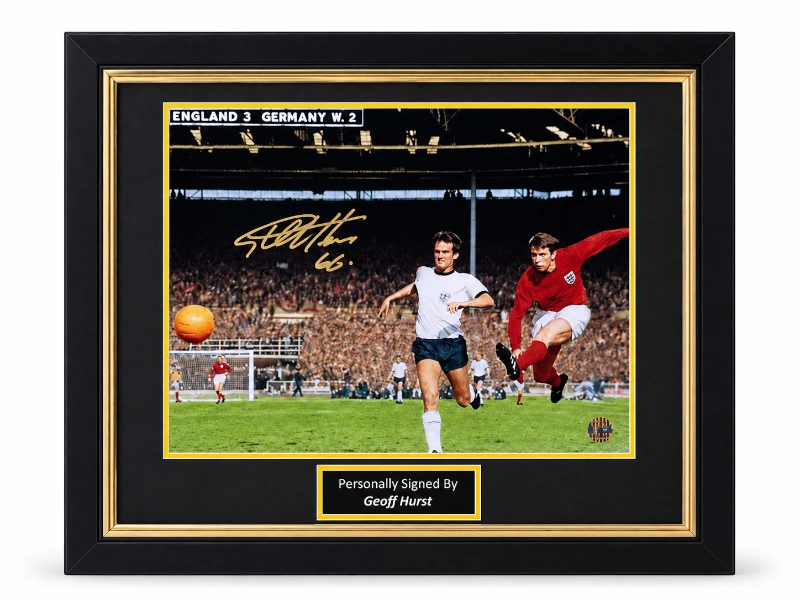 Deluxe ingelijste Engeland 1966-foto gesigneerd door Geoff Hurst met handtekening en naamplaatje.