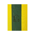 Detailfoto van een handtekening op een geel-groen voetbalshirt