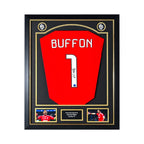 Rood Juventus keepersshirt gesigneerd door Gianluigi Buffon, met rugnummer 1 en handtekening, professioneel ingelijst in een zwart-gouden Deluxe Frame met twee spelersfoto's.