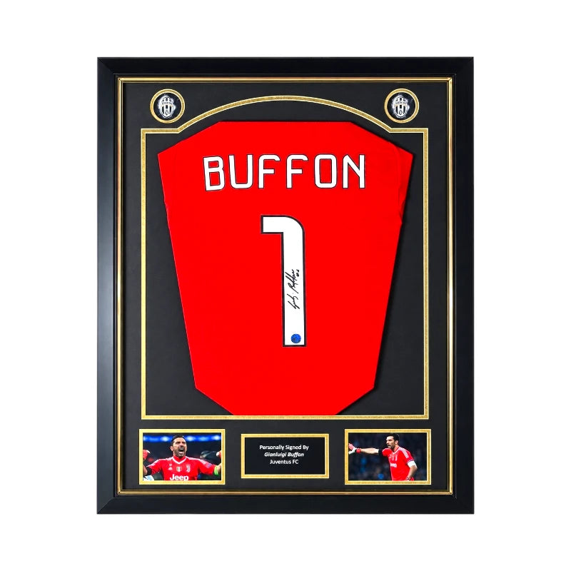 Rood Juventus keepersshirt gesigneerd door Gianluigi Buffon, met rugnummer 1 en handtekening, professioneel ingelijst in een zwart-gouden Deluxe Frame met twee spelersfoto's.