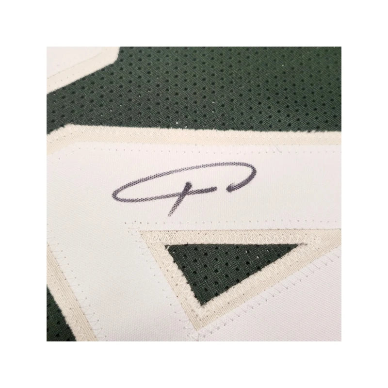 Detail van de handtekening van Giannis Antetokounmpo op het Milwaukee Bucks basketbalshirt