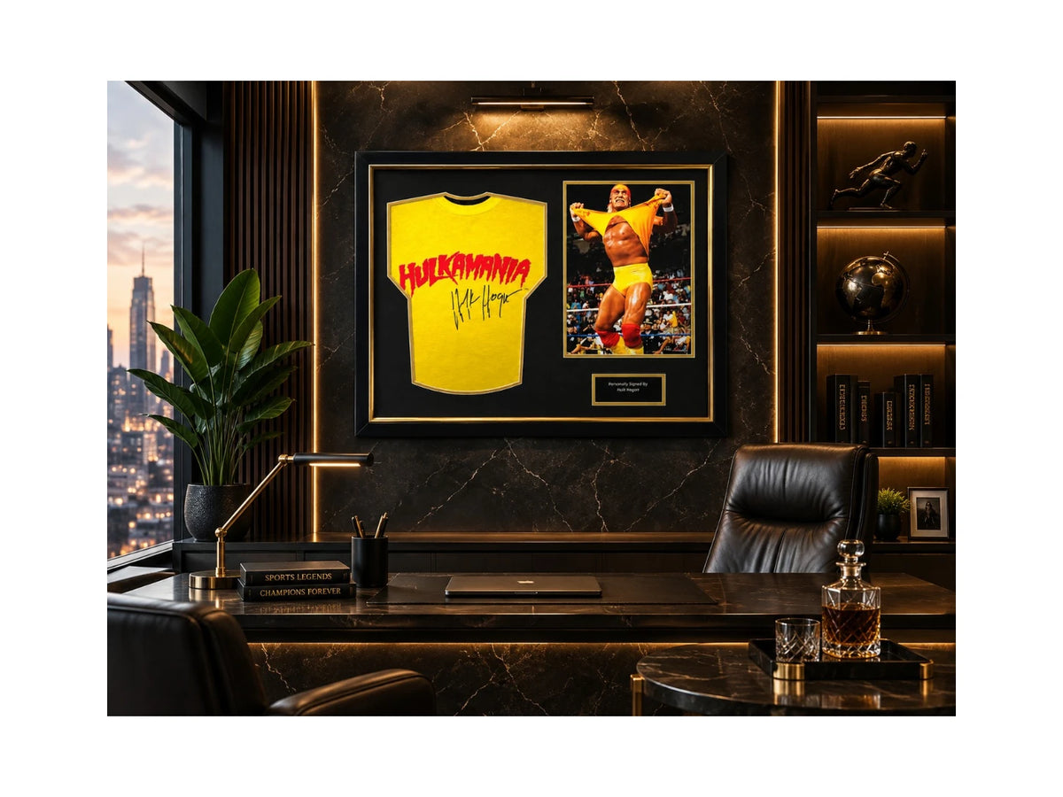 Ingelijst geel Hulkamania-shirt gesigneerd door Hulk Hogan, gepresenteerd in een luxe kantoorinterieur.