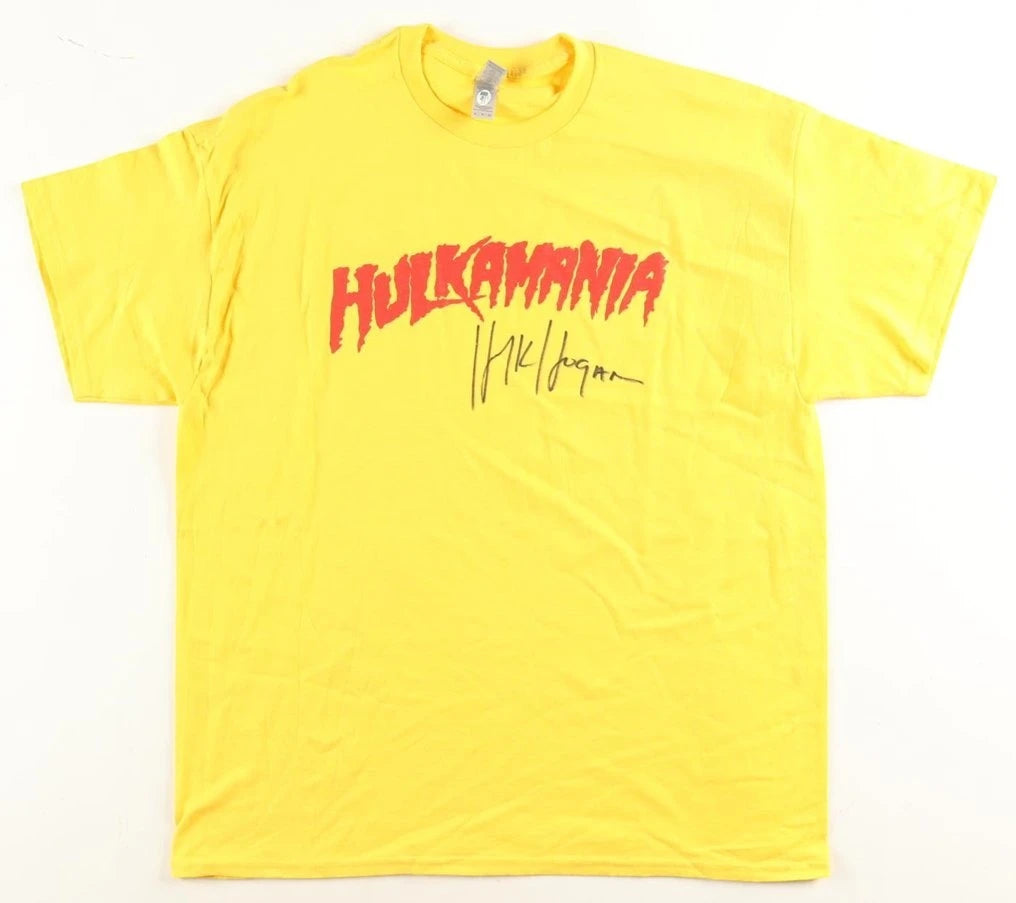 Geel Hulkamania-shirt gesigneerd door Hulk Hogan met rode Hulkamania-opdruk.