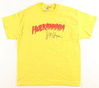 Geel Hulkamania-shirt gesigneerd door Hulk Hogan met rode Hulkamania-opdruk.