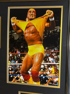 Ingelijste worstelfoto van Hulk Hogan terwijl hij zijn gele shirt openscheurt in de ring.