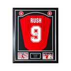 Luxe ingelijst Deluxe Frame met door Ian Rush gesigneerd Liverpool FC voetbalshirt 1985-1986, rugnummer 9, handtekening, twee actiefoto's en Liverpool clubemblemen.