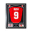 Luxe ingelijst Deluxe Frame met door Ian Rush gesigneerd Liverpool FC voetbalshirt 1985-1986, rugnummer 9, handtekening, twee actiefoto's en Liverpool clubemblemen.