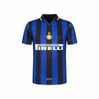 Voorkant van het blauw-zwarte Inter Milan 1997-1998 retro voetbalshirt met Pirelli-sponsor, clublogo en gouden ster.