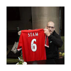 Jaap Stam met gesigneerd Manchester United voetbalshirt met rugnummer 6 tijdens het signeermoment