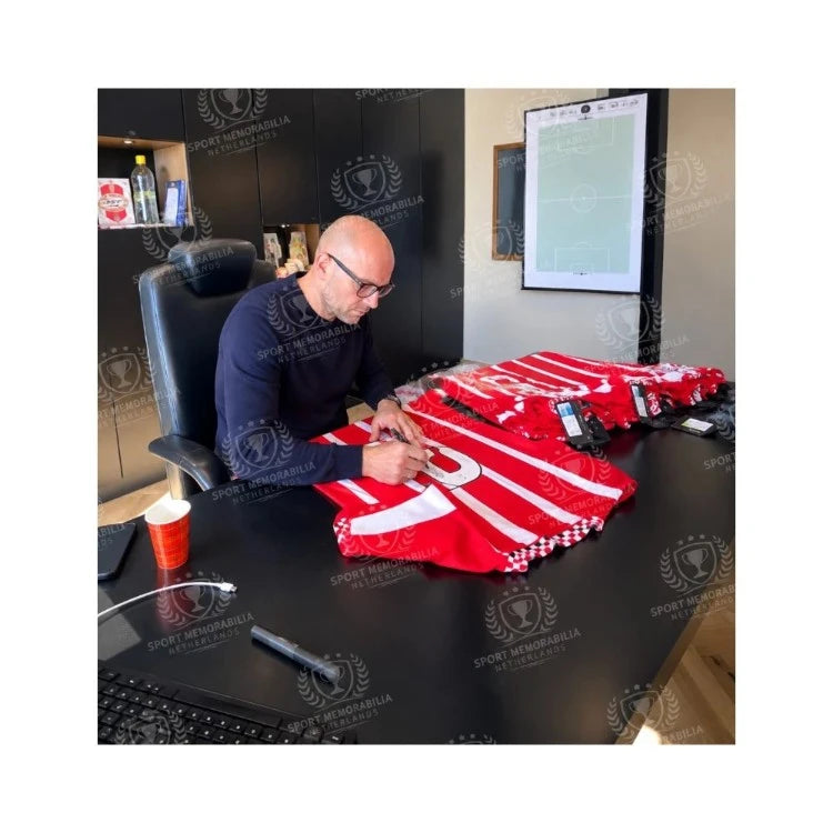Jaap Stam tijdens het signeren van een PSV 1995-1996 home voetbalshirt met rugnummer 3