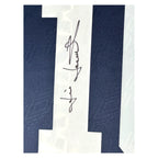 Detailfoto van de handtekening van Jari Litmanen op het witte rugnummer 10 van een donkerblauw Ajax uitshirt 1994/1995, gesigneerd met zwarte stift.