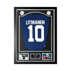 Jari Litmanen gesigneerd donkerblauw Ajax voetbalshirt met rugnummer 10, professioneel ingelijst in zwart Deluxe Frame met handtekening, Ajax-logo's, actiefoto's en naamplaatje Champions League 1995.