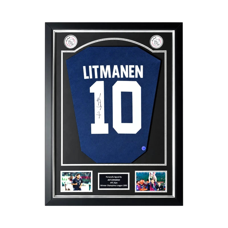 Jari Litmanen gesigneerd donkerblauw Ajax voetbalshirt met rugnummer 10, professioneel ingelijst in zwart Deluxe Frame met handtekening, Ajax-logo's, actiefoto's en naamplaatje Champions League 1995.