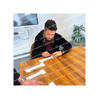 Jari Litmanen zet zijn handtekening op een wit rugnummer tijdens een signeersessie. Signing proof van het gesigneerde Ajax voetbalshirt met rugnummer 10 van Sport Memorabilia Netherlands.