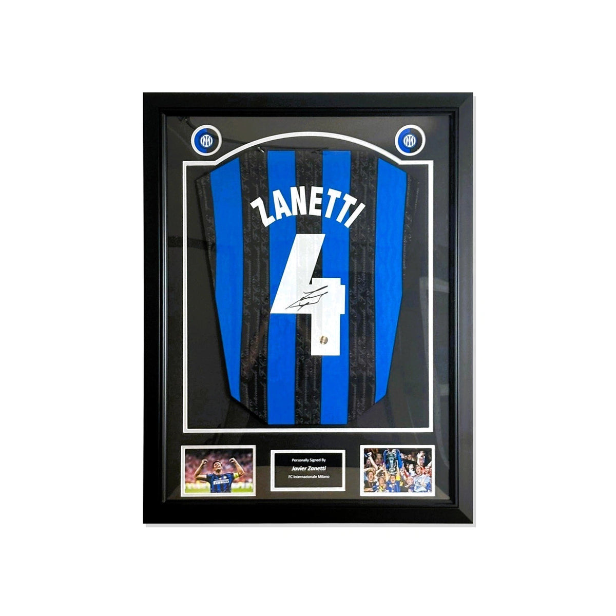 Deluxe ingelijst Inter Milan nummer 4 voetbalshirt gesigneerd door Javier Zanetti met actiefoto’s en naamplaatje.