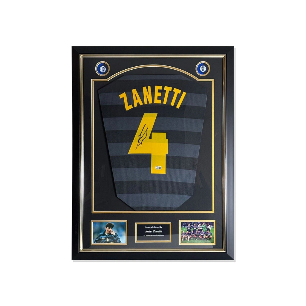 Deluxe ingelijst zwart-grijs Inter Milan nummer 4 voetbalshirt gesigneerd door Javier Zanetti met actiefoto’s en naamplaatje.