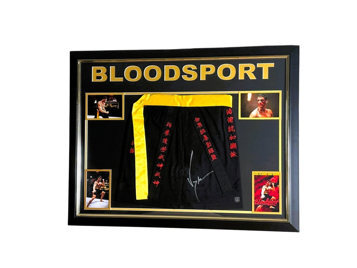 Ingelijste Bloodsport boksbroek gesigneerd door Jean-Claude Van Damme met filmfoto’s.