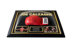 Schuin bovenaanzicht van een Deluxe Frame met rode Everlast bokshandschoen gesigneerd door Joe Calzaghe, 46-0 inscriptie en twee boksfoto's in een zwart-gouden lijst.