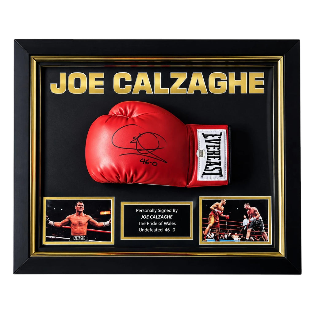 Rode Everlast bokshandschoen gesigneerd door Joe Calzaghe met 46-0 inscriptie, professioneel ingelijst in een zwart-gouden Deluxe Frame met twee boksfoto's.