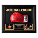 Rode Everlast bokshandschoen gesigneerd door Joe Calzaghe met 46-0 inscriptie, professioneel ingelijst in een zwart-gouden Deluxe Frame met twee boksfoto's.