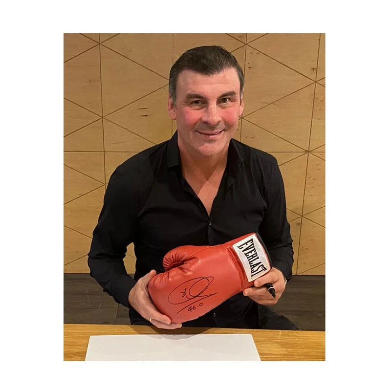 Bokskampioen Joe Calzaghe toont een rode Everlast bokshandschoen met handtekening tijdens een signeersessie, als fotografisch bewijs van het signeermoment.