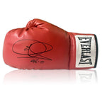 Rode Everlast bokshandschoen gesigneerd door Joe Calzaghe, met zwarte handtekening en 46-0 inscriptie, gefotografeerd op een witte achtergrond.
