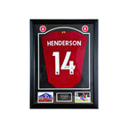 Deluxe ingelijst Liverpool nummer 14 voetbalshirt gesigneerd door Jordan Henderson met actiefoto’s en naamplaatje.