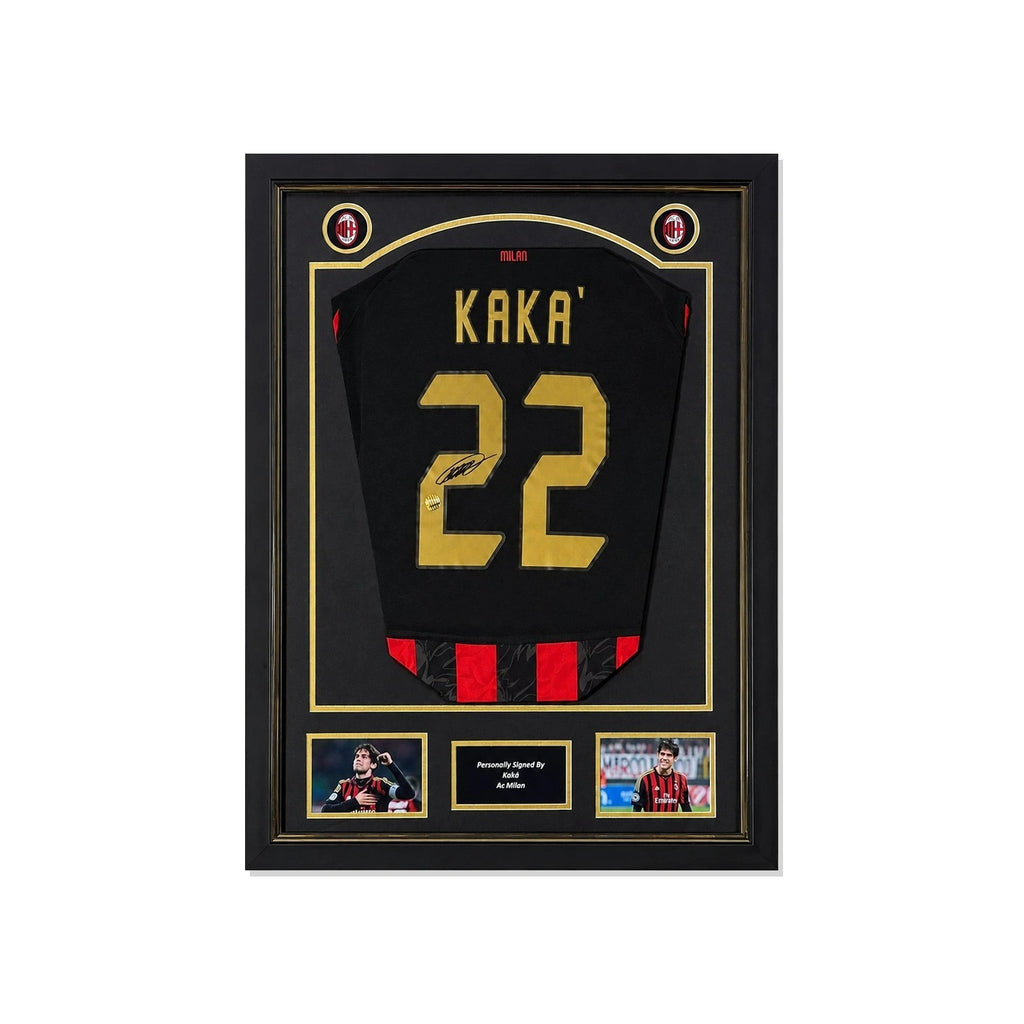 Deluxe ingelijst AC Milan nummer 22 voetbalshirt gesigneerd door Kaká met foto’s en naamplaatje.