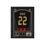 Deluxe ingelijst AC Milan nummer 22 voetbalshirt gesigneerd door Kaká met foto’s en naamplaatje.
