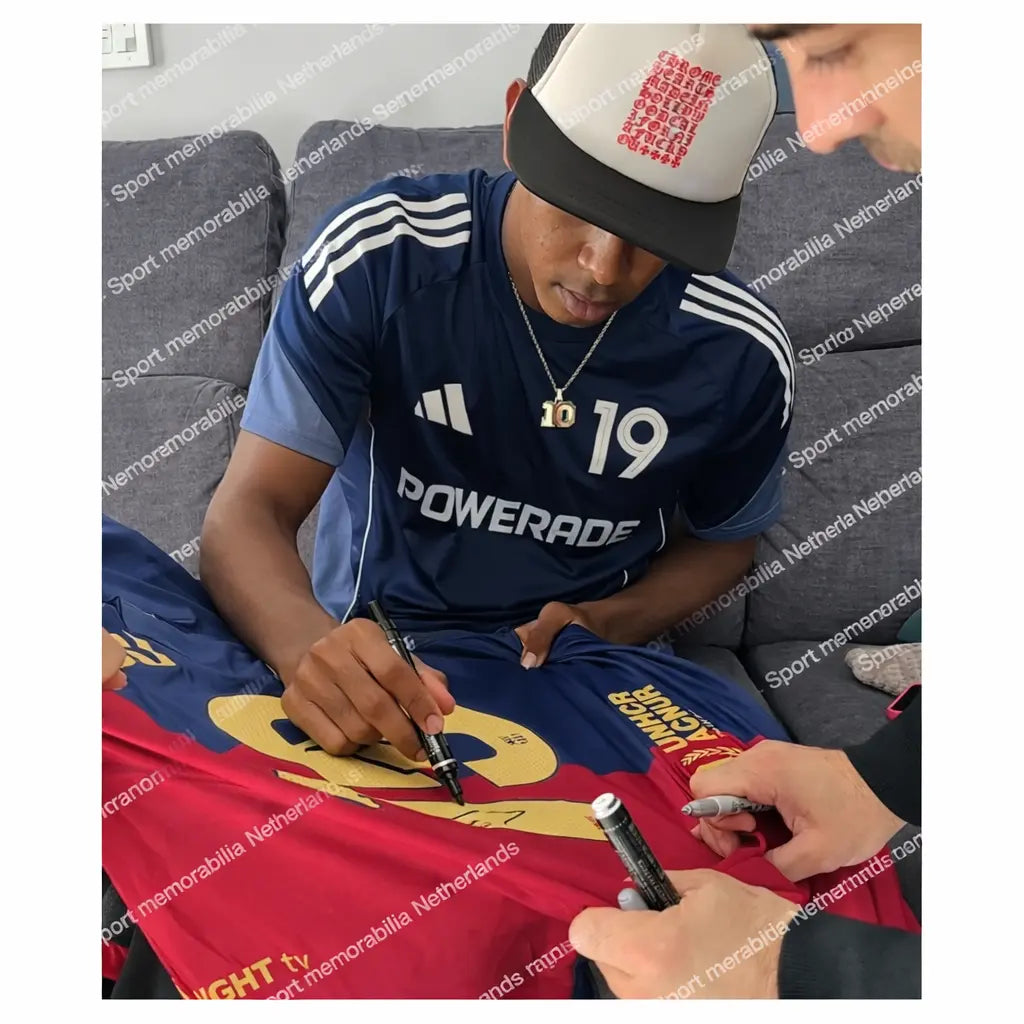 Lamine Yamal signeert FC Barcelona voetbalshirt tijdens signing sessie