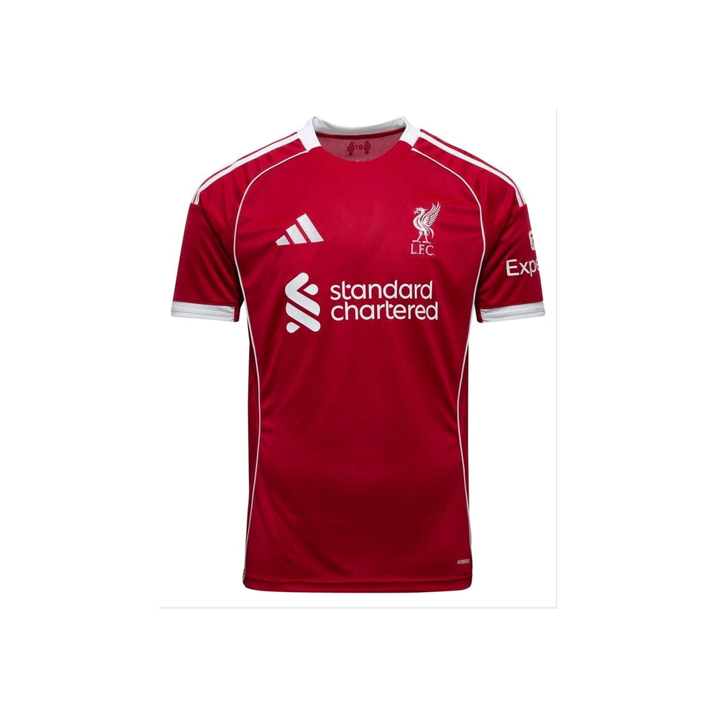 Voorkant van het rode Liverpool 2025-2026 Adidas thuisshirt met Standard Chartered-sponsor, clublogo en witte details.