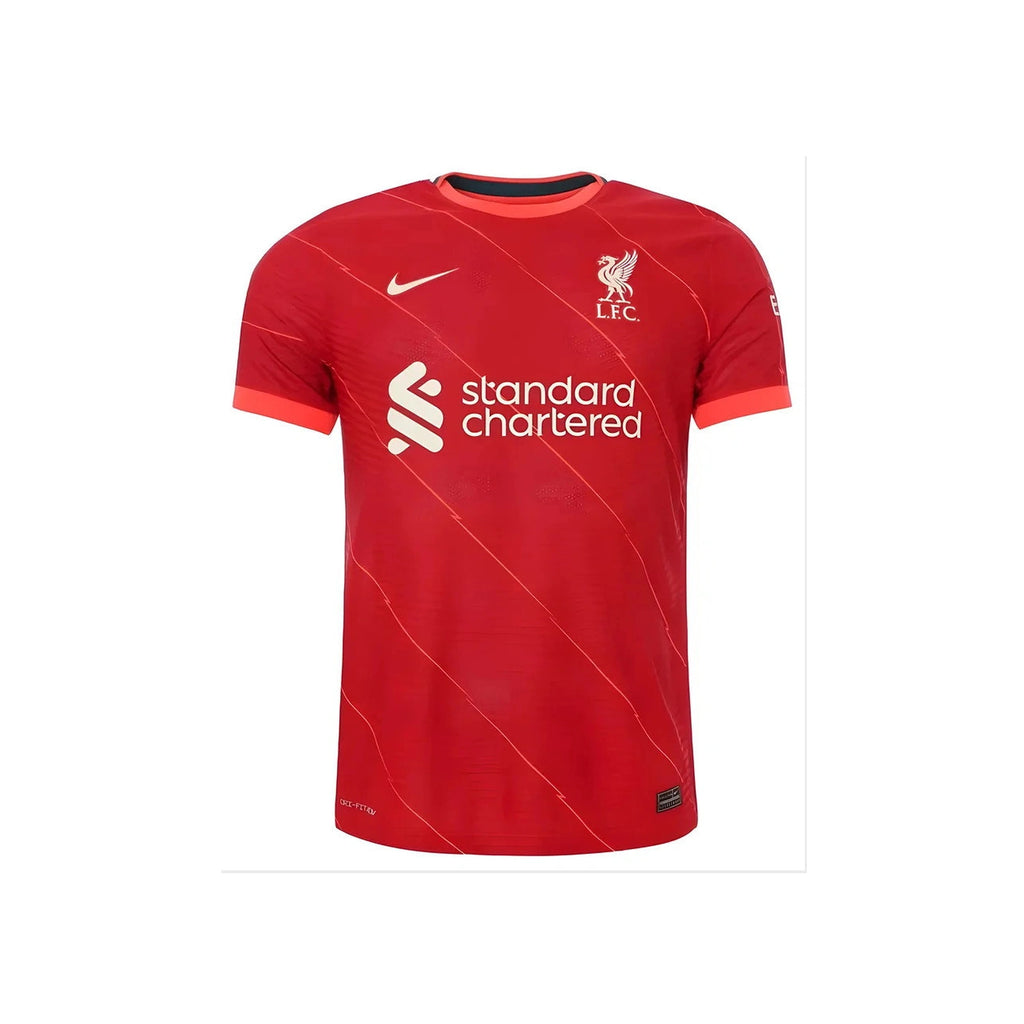Voorkant van een rood Liverpool Nike voetbalshirt met Standard Chartered-sponsor en clublogo.