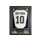 Deluxe ingelijst Duitsland nummer 10 voetbalshirt gesigneerd door Lothar Matthäus met actiefoto’s en naamplaatje.