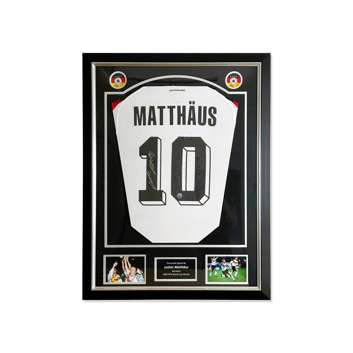 Deluxe ingelijst Duitsland nummer 10 voetbalshirt gesigneerd door Lothar Matthäus met actiefoto’s en naamplaatje.