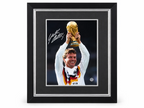 Deluxe ingelijste Duitsland-foto gesigneerd door Lothar Matthäus met WK-trofee en handtekening.