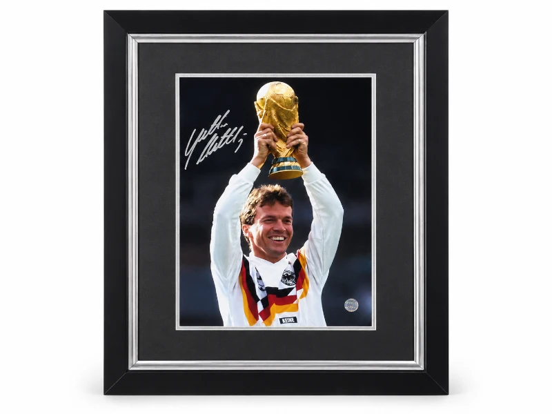 Deluxe ingelijste Duitsland-foto gesigneerd door Lothar Matthäus met WK-trofee en handtekening.