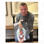 Lothar Matthäus tijdens het signeren van een Duitsland WK-voetbalfoto met de wereldbeker.