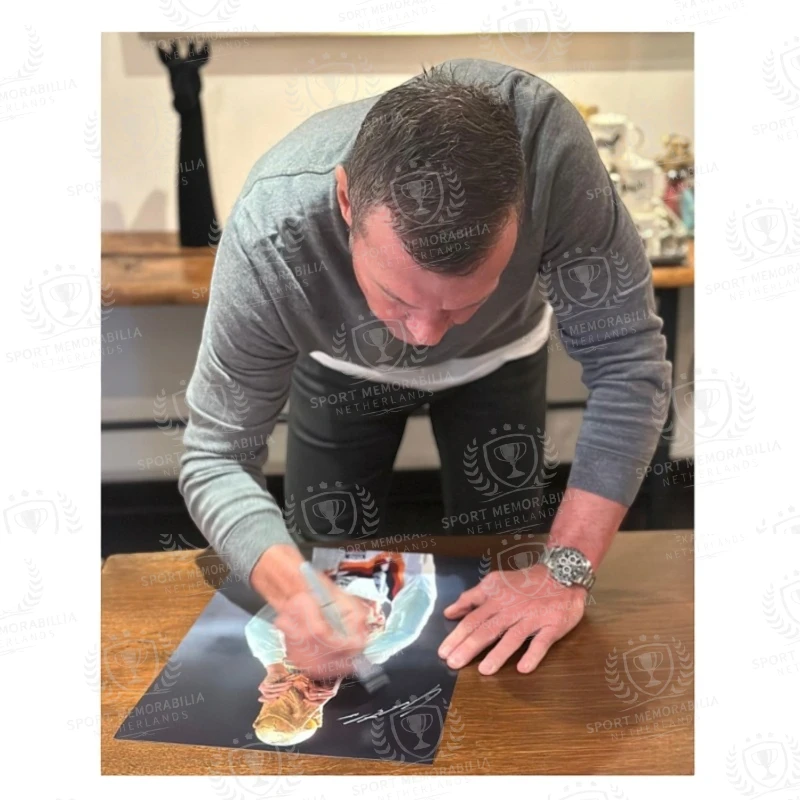 Signing proof van Lothar Matthäus met een gesigneerde Duitsland WK-voetbalfoto en de wereldbeker.