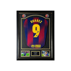 Deluxe ingelijst FC Barcelona nummer 9 voetbalshirt gesigneerd door Luis Suárez met actiefoto’s en naamplaatje.
