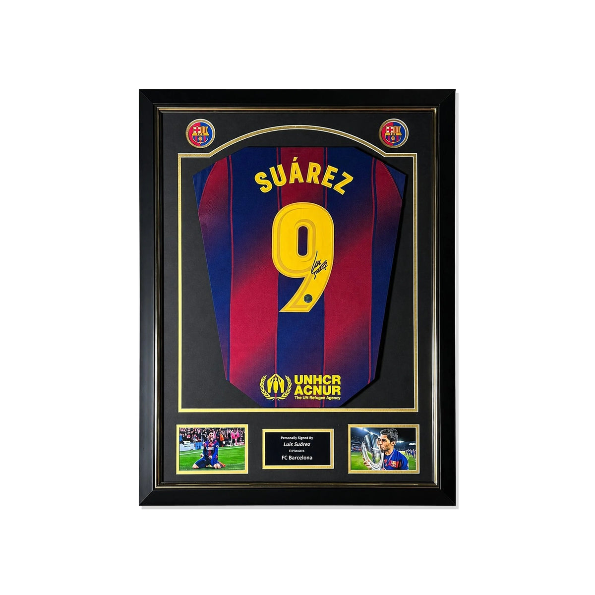 Deluxe ingelijst FC Barcelona nummer 9 voetbalshirt gesigneerd door Luis Suárez met actiefoto’s en naamplaatje.