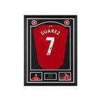Deluxe ingelijst Liverpool nummer 7 voetbalshirt gesigneerd door Luis Suárez met actiefoto’s en naamplaatje.