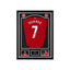 Deluxe ingelijst Liverpool nummer 7 voetbalshirt gesigneerd door Luis Suárez met actiefoto’s en naamplaatje.