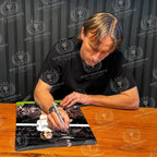 Luka Modrić tijdens het signeren van een gesigneerde Real Madrid voetbalfoto.