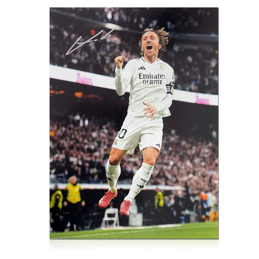 Gesigneerde voetbalfoto van Luka Modrić in actie voor Real Madrid.