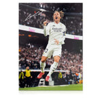 Gesigneerde voetbalfoto van Luka Modrić in actie voor Real Madrid.
